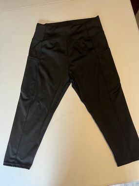 High-Waist Black Active Capri Leggings with Side Pockets